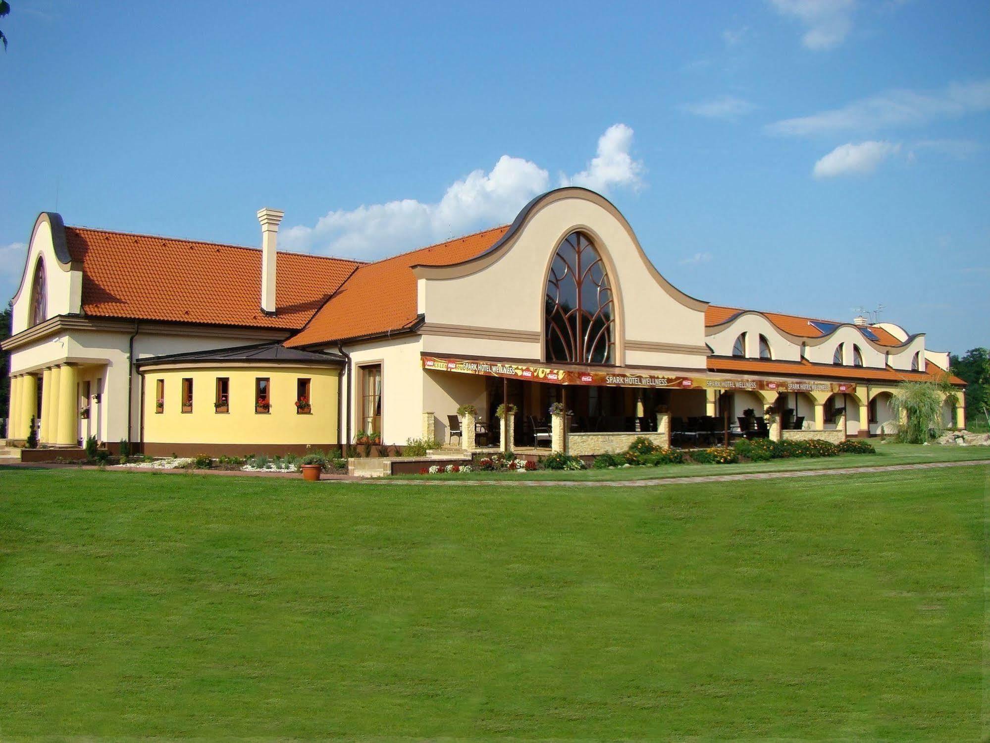 Wellness Hotel Spark Malacky Zewnętrze zdjęcie